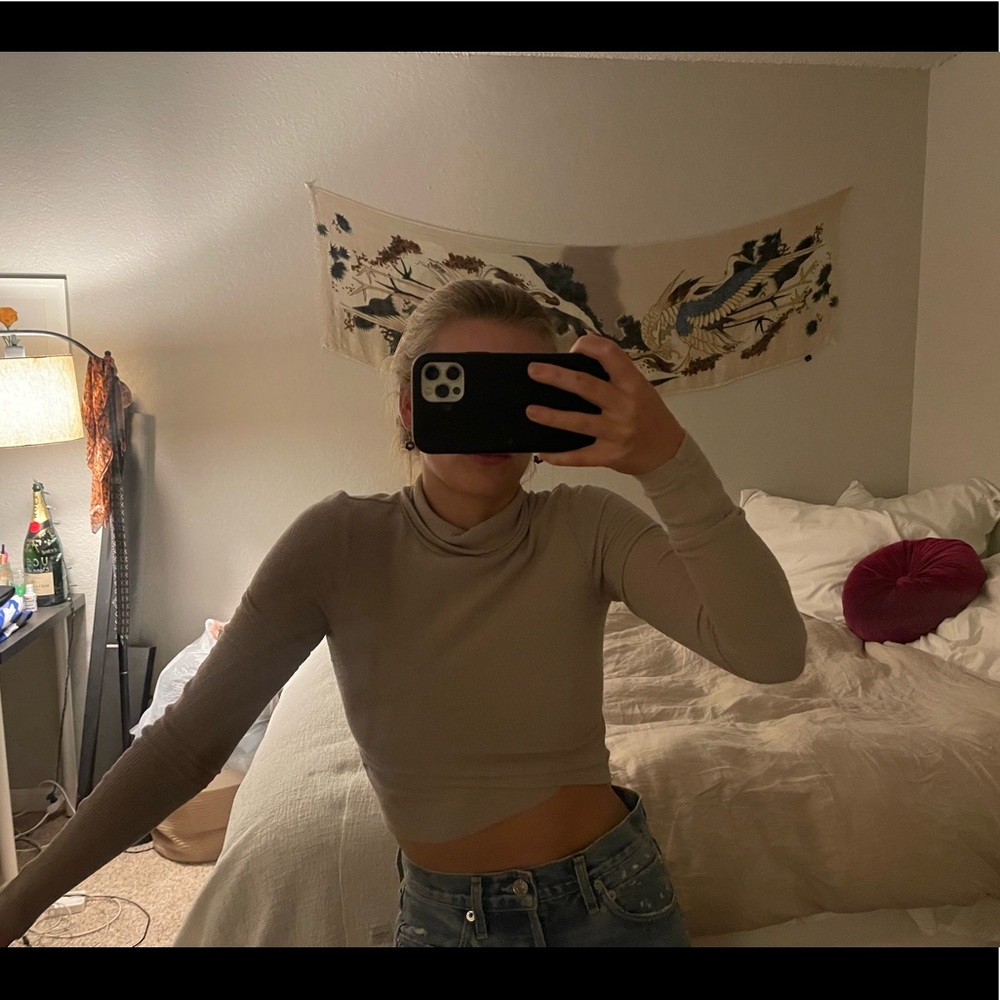 Cropped long sleeve turtle neck .